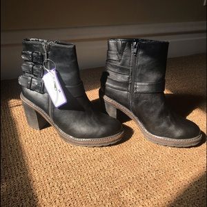 White Mountain Ankle Bootie